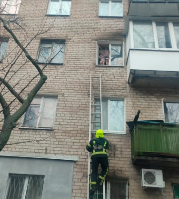 На Дніпропетровщині з підвіконня квартири на третьому поверсі врятували дітей, фото