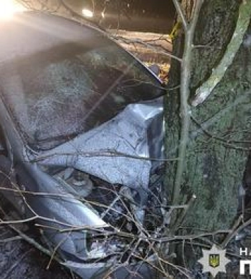 На Полтавщині легковик злетів з дороги  і протаранив дерево: одна людина загинула