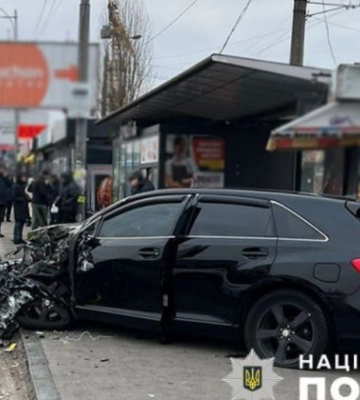 Авто вилетіло на зупинку в Києві: загинув чоловік, який чекав на громадський транспорт