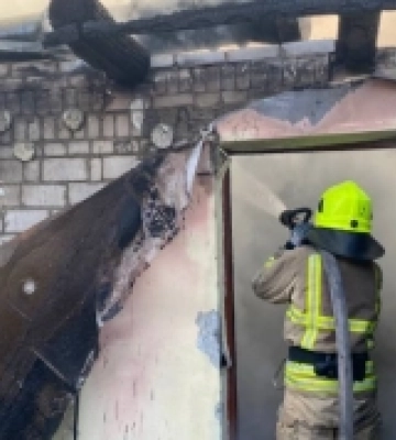 Масштабна пожежа біля Рівного: згорів автомобіль та господарча будівля