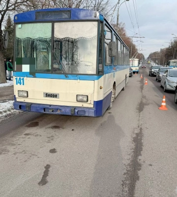 У Рівному тролейбус переїхав пенсіонерку