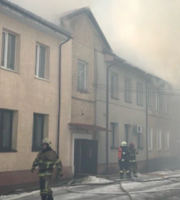 У Раві-Руській рятувальники гасять пожежу в житловому будинку