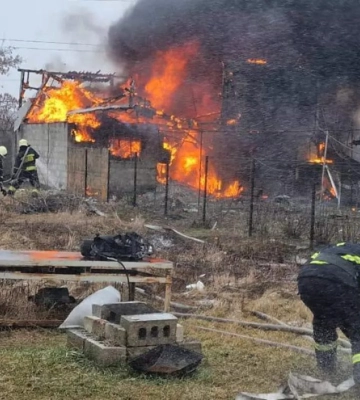 Гасили понад 2 години: в АНД районі Дніпра сталася масштабна пожежа