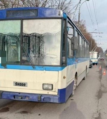 У Рівному тролейбус переїхав пенсіонерку