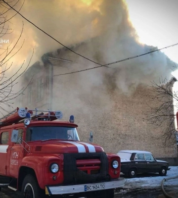 У Раві-Руській рятувальники гасять пожежу в житловому будинку