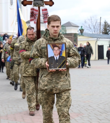 Обіцяв мамі приїхати 8 березня привітати зі святом, але повернувся у труні: Герою з Луцька навіки 19 років