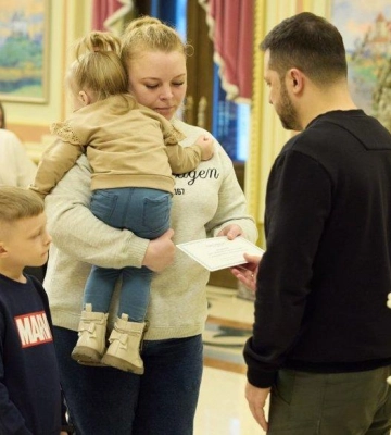 Родині загиблого луганського прикордонника президент вручив сертифікат на житло