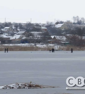 Кропивницькі вудкарі ловлять рибу на березі Інгулу (фоторепортаж)