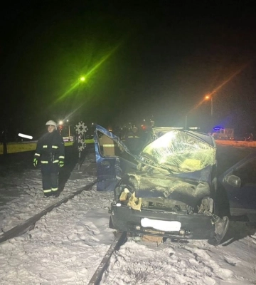 На Прикарпатті автомобіль зіткнувся з пасажирським поїздом, є постраждалий