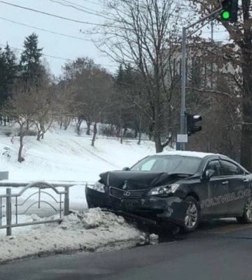 Показали момент ДТП у Луцьку, під час якої п'яний водій Lexus влетів у Volkswagen. Відео