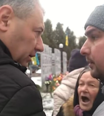 На Сумщині мер міста і начальник РВА влаштували бійку через вазони для квітів