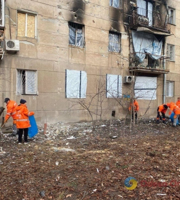 Наслідки російської атаки на Одесу 17 січня: комунальники закрили плівкою вікна у 135 квартирах