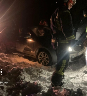 На Львівщині рятувальники дістали зі снігового замету автомобіль, - ФОТО