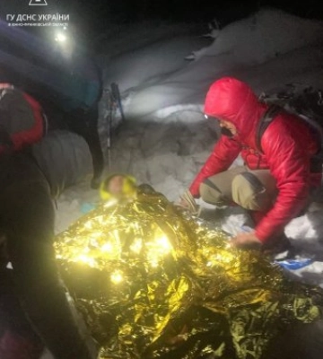Рятувальники допомогли туристу, який травмував ногу на Говерлі. ФОТО