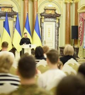 Володимир Зеленський вручив сертифікати на квартири Героям України та рідним загиблих Героїв з Полтавщини
