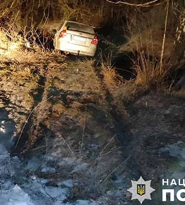 Злетів з дороги і врізався в дерево: в аварії на Полтавщині загинув 39-річний чоловік