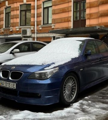 Их выпустили всего 428: в Киеве заметил редчайший 500-сильный седан BMW 2000-х 