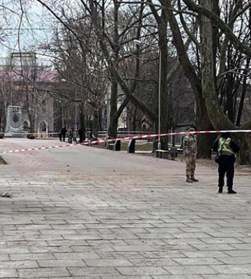 У Запоріжжі чоловік у сквері вистрелив у жінку, а потім покінчив життя самогубством