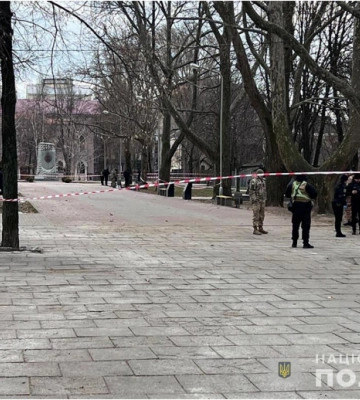 В центрі Запоріжжя чоловік двічі вистрілив у перехожу, після чого застрелився