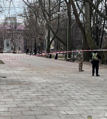 У Запоріжжі чоловік у сквері вистрелив у жінку, а потім покінчив життя самогубством