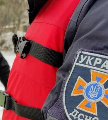 У Києві рятувальники зняли з криги молоду пару: відео