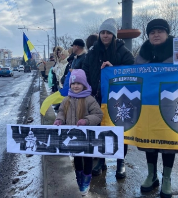 У Франківську створили “живий ланцюг єдності”, аби нагадати про полонених воїнів (ФОТО, ВІДЕО)
