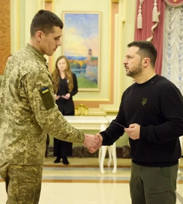 Володимир Зеленський вручив сертифікати на квартири Героям України та рідним загиблих Героїв з Полтавщини
