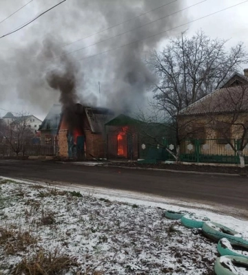 росіяни з &quot;Градів&quot; обстріляли Курахове на Донеччині: є загиблий та поранений, пошкоджено дитсадок