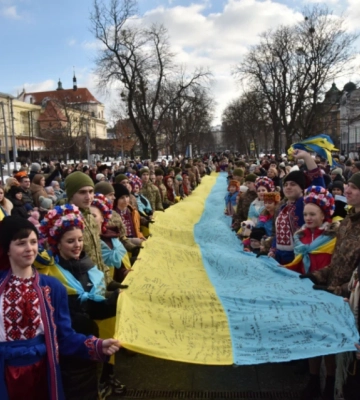 Найбільший державний прапор з автографами військових розгорнули у Львові