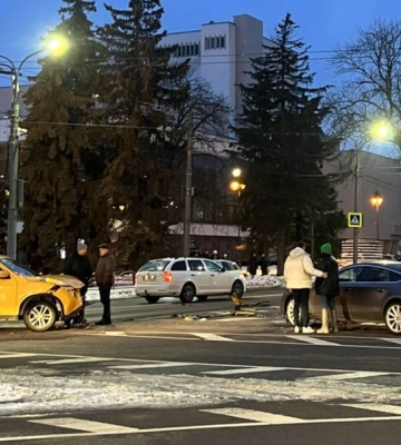 У центрі Луцька на кільці зіткнулося три авто. Відео