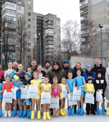 Сумчани обговорюють легкі платтячка юних фігуристок, які виступали перед чиновниками на морозі