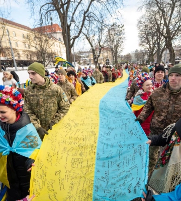 Найбільший державний прапор з автографами військових розгорнули у Львові