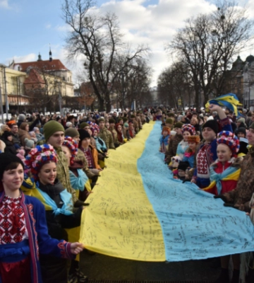 Найбільший державний прапор з автографами військових розгорнули у Львові