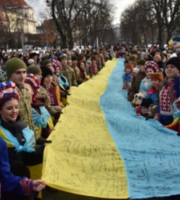 У Львові встановили рекорд України: розгорнули найбільший державний прапор з підписами військових