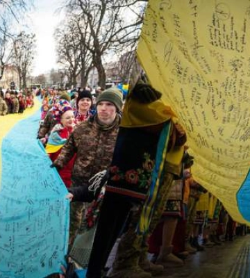 Во Львове развернули самый большой государственный флаг: он содержит подписи и пожелания 1448 граждан