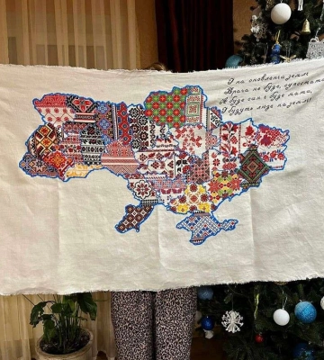 Дніпрянка створила унікальну мапу України, де кожен регіон вишитий особливим орнаментом