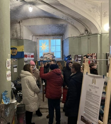 Малюнки на уламках зброї: у Вільнюсі відкрили виставку художніх робіт дітей з Волині