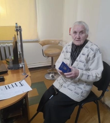 У Рівному 90-річна жінка оформила закордонний паспорт, щоб поїхати у США