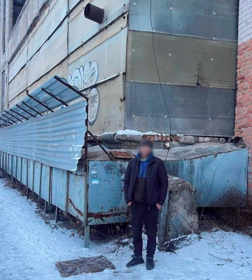 У Харкові копи впіймали на гарячому чоловіка, жбурляв метал через паркан