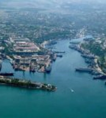 У Севастополі пролунали дві серії потужних вибухів