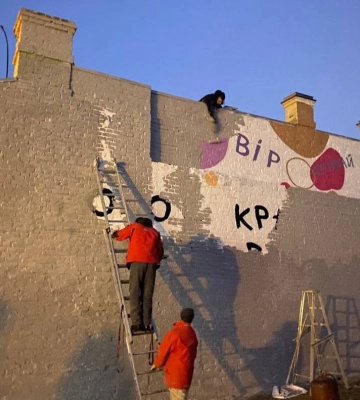 У Києві наказали зафарбувати мурал за картиною Соні Морозюк. До того його обмалювали вандали