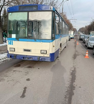 У Рівному під колесами тролейбуса загинула пенсіонерка