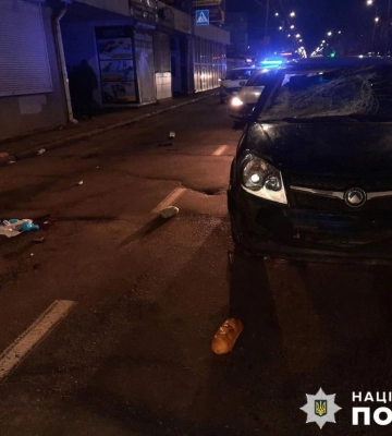 У Миколаєві автівка збила чоловіка та дитину