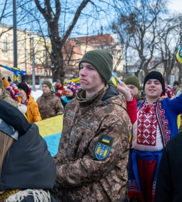 У Львові розгорнули найдовший прапор із підписами військових