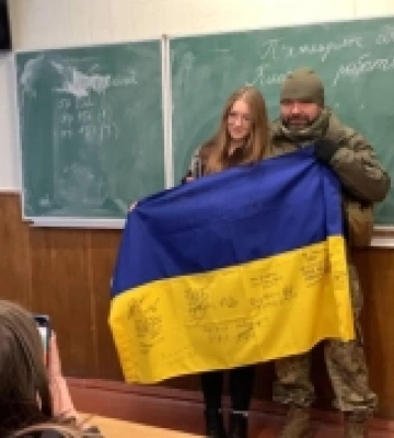 Воїн завітав у Луцький ліцей, щоб подякувати дівчинці за зворушливого листа