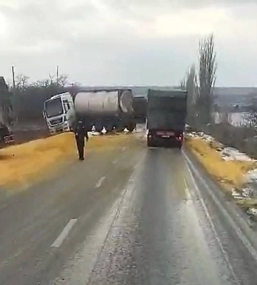 На трасі під Миколаєвом зіткнулися два тягачі: зерно висипалося на дорогу