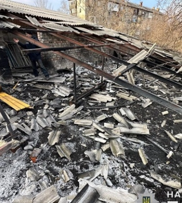 РФ ударила по Мирнограду: пострадали двое местных, повреждены жилые дома и авто