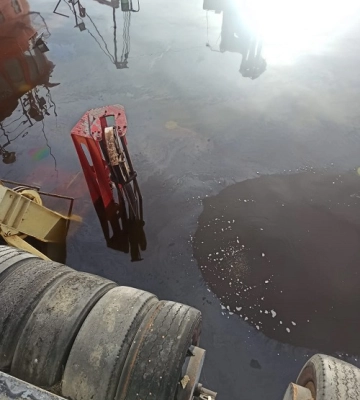 Спричинило виток нафтопродуктів: на території Миколаївського морського порту затонуло судно
