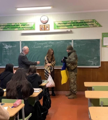 Воїн завітав у Луцький ліцей, щоб подякувати дівчинці за зворушливого листа