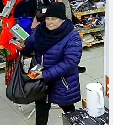 У Луцьку розшукують жінок, які можуть бути причетні до крадіжок з магазину. Фото